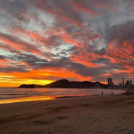 Апартаменты Avenida Atlantica, Beira Mar, Pe Na Areia Балнеариу-Камбориу Экстерьер фото
