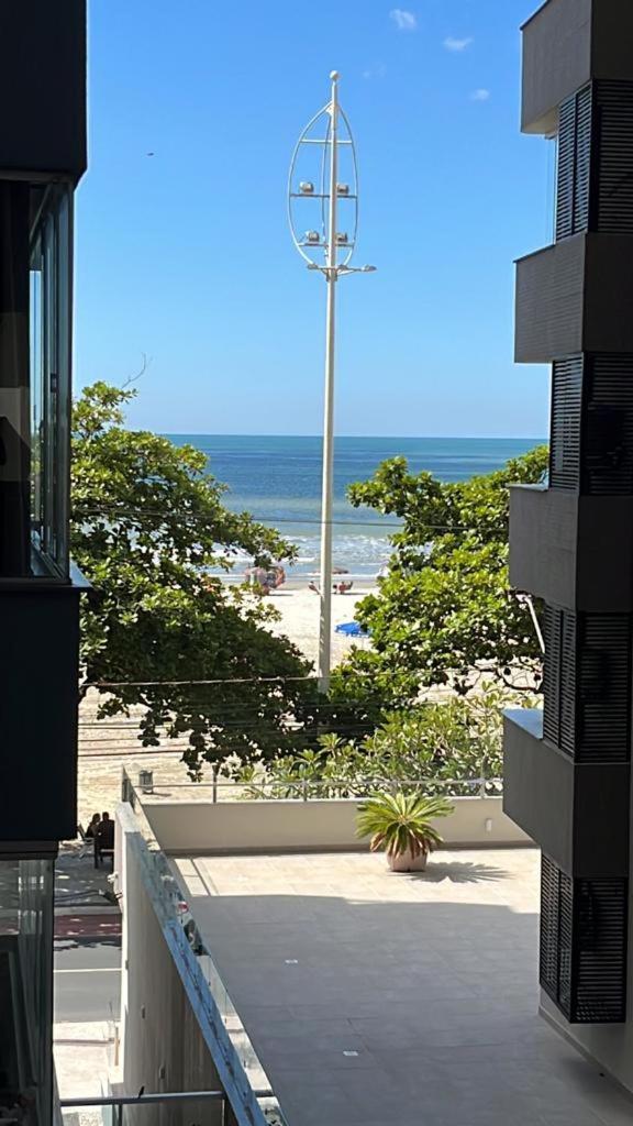 Апартаменты Avenida Atlantica, Beira Mar, Pe Na Areia Балнеариу-Камбориу Экстерьер фото